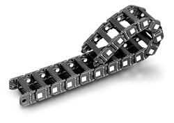 Decomposable link chain with studs fixed with 2-principle self-threading screws and anti-torsion seal plug